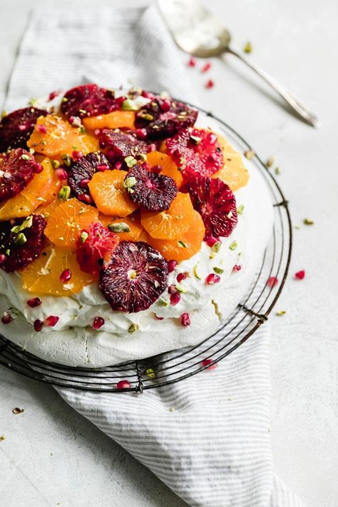 Winter Citrus Pavlova - Broma Bakery Citrus Pavlova, Raspberry Pavlova, Cake Chorizo, Pavlova Cake, Broma Bakery, Pavlova Recipe, Winter Fruit, Cake Easy, Winter Desserts