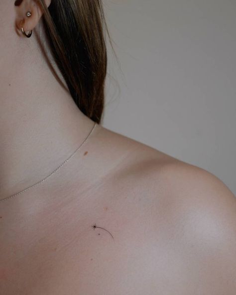 Tiny Tattoo Collarbone, Small Comet Tattoo, Collarbone Stars Tattoo, Stars Collarbone Tattoo, Shooting Star Tattoo Small, Tiny Compass Tattoo, Astronomy Tattoo Ideas, Shining Star Tattoo, Tiny Stars Tattoo