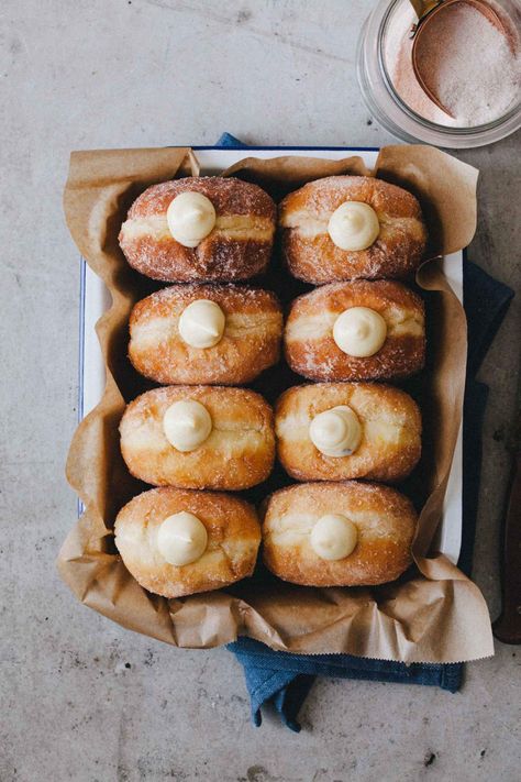 Homemade Brioche Doughnuts filled with rich Vanilla Cream. Recipe for the most delicious yeasted doughnuts that are fried and can easily become your next favorite sweet treat. #videos #doughnuts #brioche #homemade Brioche Doughnuts, Italian Breakfast Recipes, Brioche Donuts, Homemade Brioche, Pembuat Roti, Homemade Doughnuts, Italian Breakfast, Italian Pastry, Custard Filling