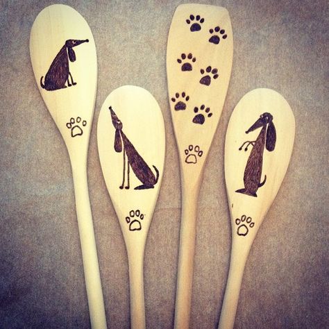 Wooden Spoon Crafts, Beginner Wood Burning, Wood Burn Spoons, Pyrography Designs, New Apartment Gift, Pyrography Patterns, Apartment Christmas, Wood Burn Designs, Spoon Crafts