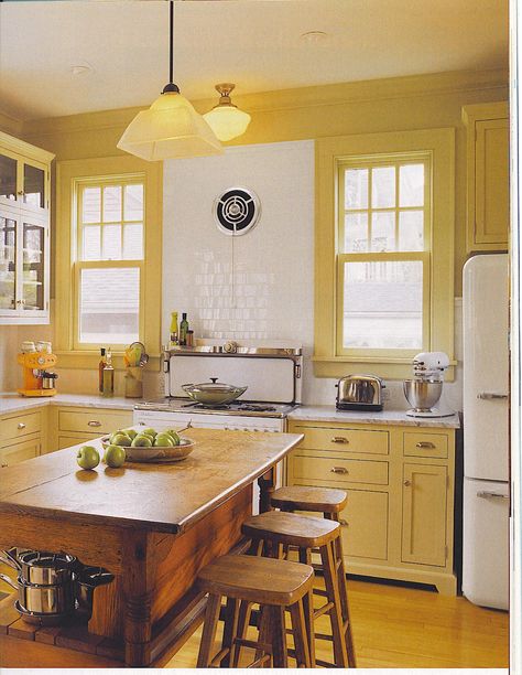 1920s Craftsman Bungalows Kitchen, Cream And White Kitchen, 1920s Kitchen, Cream Kitchen Cabinets, Off White Cabinets, White Kitchen Appliances, Best Kitchen Colors, Farmhouse Apartment, Craftsman Decor