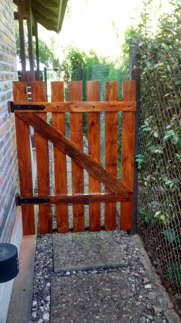 Farmhouse Fence Ideas, Fence Ideas Diy, Indoor Gates, Farmhouse Fence, Farmhouse Backyard, Fence And Gate, Wooden Garden Gate, Garden Gates And Fencing, Garden Gate Design