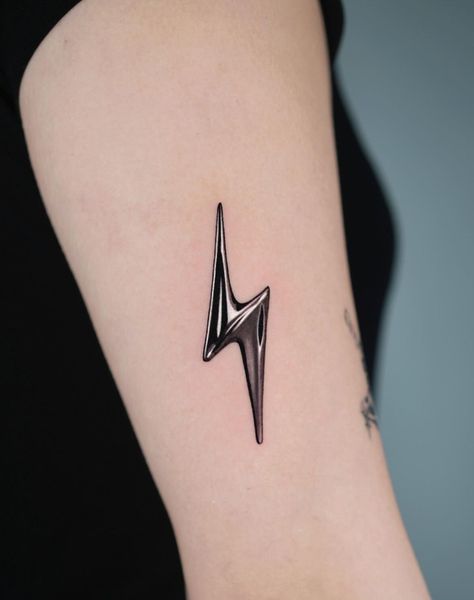 Small Lightning Tattoo, Reflective Tattoo, Microrealism Tattoo Design, Chrome Tattoo Designs, Silver Tattoo Ink, Chrome Tattoo, Tattoo Lightning, Thunder Tattoo, Microrealism Tattoo