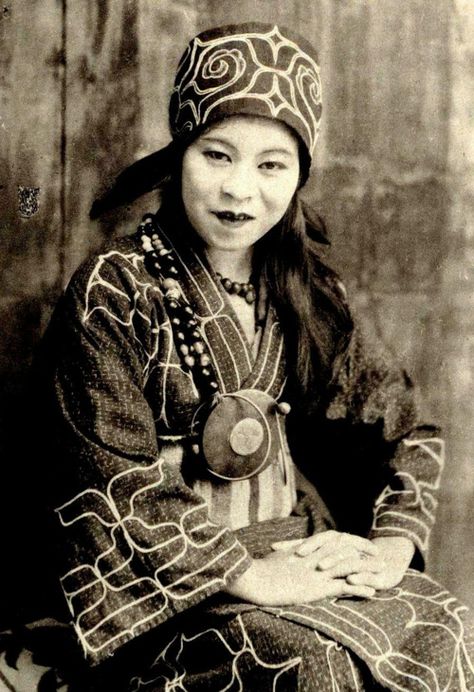 An Ainu woman in traditional garments, 1890s Ching Shih, Ainu People, Pirate Queen, Japanese People, Indigenous People, Vintage Portraits, Vintage Japan, People Of The World, World Cultures