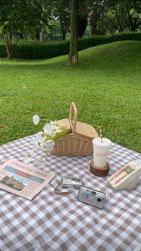 Picnic Date Food, Picnic Inspiration, Meditation Garden, Portrait Landscape, Picnic Date, Rule Of Thirds, Graphic Wallpaper, Spring Aesthetic, Spring Vibes