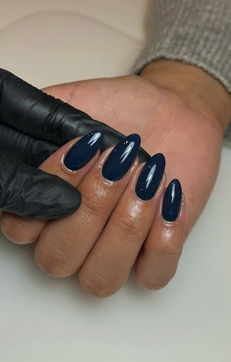 Dark Blue Powder Nails, Dark Colored Almond Nails, Navy Blue Nails Dark Skin, Deep Blue Fall Nails, Dark Navy Nails Acrylic, Dark Blue Sns Nails, Navy Nail Ideas Dark Blue, Dark Navy French Tip Nails, Dark Teal Almond Nails