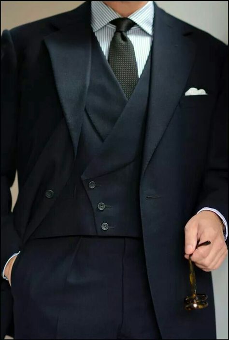 Dapper!!!!!! Dapper Fashion, A Man In A Suit, Der Gentleman, Man In A Suit, Classic Menswear, Board Meeting, Fashion Male, Fashion Suits For Men, Bespoke Tailoring