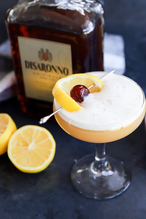 The classic Disaronno Sour is the ideal balance of sweet and sour. All you need is a handful of ingredients to make this classy cocktail. Our recipe breaks it down step-by-step so you can make it easily at home! Disaronno Sour, Lemon Icebox Cake, Burnt Sugar, Seasonal Cooking, Sour Cocktail, Cinnamon Almonds, Whiskey Sour, Star Food, Ice Cream Cookies