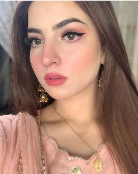 How To Thicken Eyebrows, Pakistani Makeup Looks, Eid Makeup Look, Bangs Cut, Eid Makeup, Pakistani Makeup, Indian Eyes, Gold Makeup Looks, Light Makeup Looks