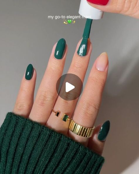 Nail Green And Gold, Holiday Nails Green, Elegant Holiday Nails, Nails Green And Gold, Green And Gold Nails, Nail Art Elegant, Easy Christmas Nail Art, Dark Nail, Dark Nail Polish