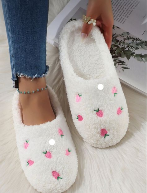 𝓧𝓸𝔁𝓸, 𝓹𝓮𝓪𝓬𝓱𝓮𝓼 ♥ Preppy Slippers, Kawaii Slippers, Fluffy Bedroom, Strawberry Embroidery, Shein Accessories, Minimal Chic Style, Preppy Shoes, Bedroom Slippers, Cute Slippers