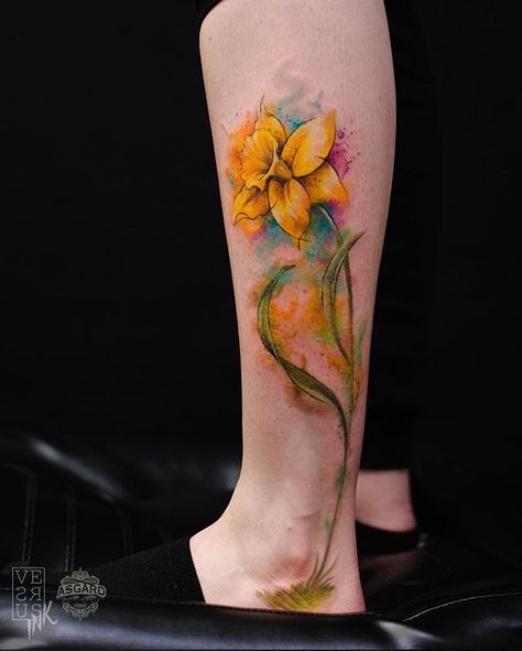 Little daffodil. Thank you Paige for coming all the way down from  Birmingham! 🚙 Narcissus Flower Tattoo, Tattoo Watercolour, Cool Little Tattoos, Daffodil Flower Tattoos, Narcissus Flower Tattoos, Floral Watercolor Tattoo, Daffodil Tattoo, Autumn Tattoo, Candle Tattoo