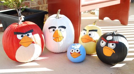 Fabulous Angry Birds pumpkins for a colorful and super fun Halloween [ From: creations by kara] Angry Bird Pictures, Angry Birds Pumpkin, Bird Pumpkin, No Carve Pumpkin Decorating, Burlap Pumpkins, Halloween Pumpkins Painted, Diy Burlap, Pumpkin Carving Templates, Angry Bird