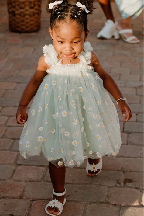 Toddler Girl In mint green spring tulle dress Family Easter Outfits, Spring Outfits Cute, Toddler Girls Easter Dresses, Girl Easter Dress, Kids Easter Outfits, Girls Spring Fashion, Photoshoot Birthday, Easter Dresses For Toddlers, Easter Outfit For Girls