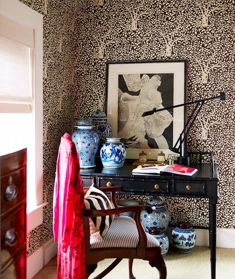 Designer Crush: Patrick Mele via @domainehome Chinoiserie Modern, Furniture Wallpaper, Modern Chinoiserie, Wallpaper Office, Sunday Inspiration, Chinoiserie Chic, Foo Dog, Black Furniture, Black And White Wallpaper