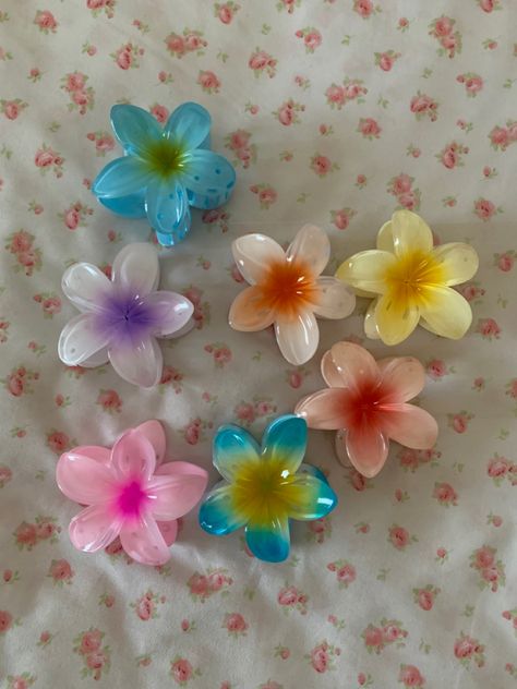 Flower Claw Clips, Bloom Hair, Hawaii Hair, Hawaiian Flower Hair, Super Bloom, Flower Hair Claw, Thick Hair Styles Medium, Hawaiian Plumeria, Gloss Labial