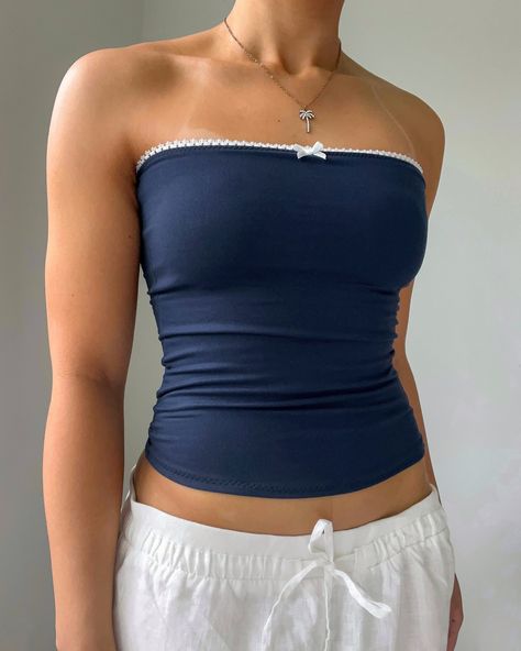 -Handmade tube top using brand new super soft navy blue fabric and elastic -Full-length fit and hemmed -Stretchy and has a double layered front -Has stretchy elastic trim on top -Model is wearing a size S -Free U.S. shipping! ♡ Care & Fabric ♡ *Hand Wash Or Gentle Cycle Machine Wash Cold With Similar Colors/Separately, Do Not Bleach, Hang dry, Cool iron *92% Polyester 8% Spandex Ribbon Tube Top, Tube Top Layered Outfit, Soft Blue Clothes, Navy Blue Summer Outfits, Blue Lace Top Outfit, Summer Tops 2024, Blue Top Aesthetic, Tube Tops Outfit, Blue Top Outfit Ideas