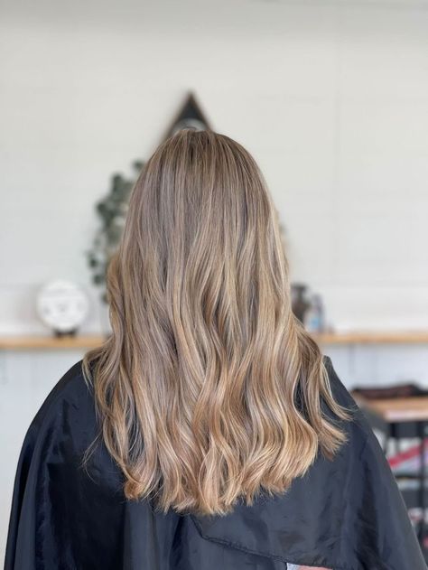 Blonde Root Tap, Ashy Dark Blonde Balayage, Ashy Dark Blonde, Smudge Root Blonde, Root Tap Blonde, Blonde With Root Smudge, Blonde Root Stretch, Root Smudge Blonde, Dark Root Blonde