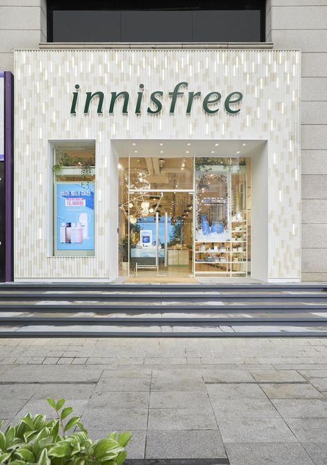 nnisfree Flagship, 64-2 Myeongdong 1(il)-ga, Jung-gu, Seoul, South Korea; +82-2-776-0117. Store Front Design, Korea Store, Gangnam Seoul, Business Signs Outdoor, Palette Wall, Retail Facade, Retail Store Interior Design, Retail Space Design, Ceramic Pendant Light