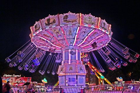 Nottingham Goose Fair Hull Fair, Neon Carnival, Carnival Date, Nottingham Uk, Class Pictures, Amusement Park Rides, Long Exposure Photography, Parc D'attraction, Fair Games