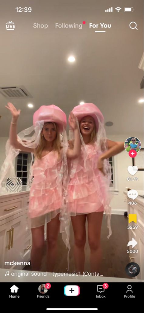 Girly Halloween Costumes Aesthetic, Creative Best Friend Halloween Costumes, Halloween Costume For 2 People, Hot Dog On A Stick Costume, Height Difference Halloween Costumes, Summer Costume Party, Surfs Up Halloween Costume, Creative Cute Halloween Costumes, Celebrity Duos Costumes