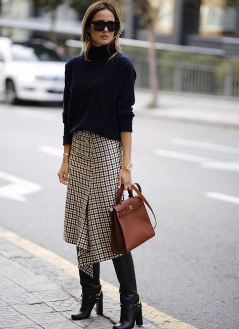 Casual Chic Outfits, Skirt Inspiration, Look Office, Casual Chique, Skirts With Boots, Elegante Casual, Winter Outfits For Work, Casual Chic Outfit, 가을 패션