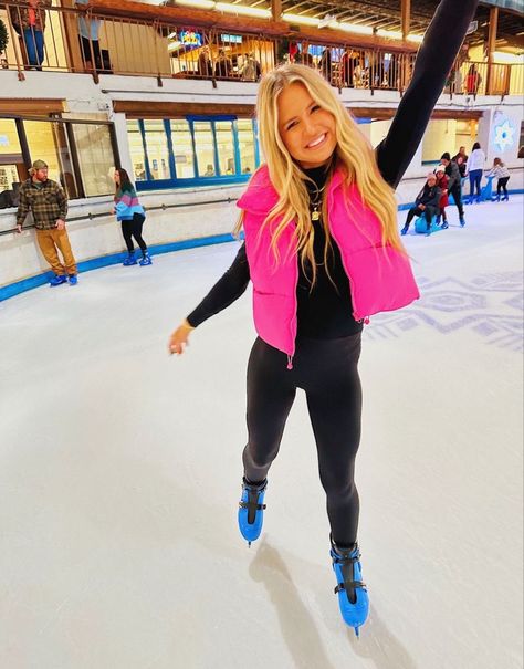 Cold Athleisure Outfits, Preppy Ice Skating Outfits, Southern Preppy Outfits Winter, Cute Ice Skating Outfit, Winter Outfits Preppy, Ice Skating Fits, Winter Preppy Outfits, Preppy Besties, Ice Skating Outfits