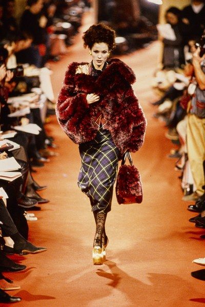 Andreas Kronthaler for Vivienne Westwood Fall 1993 Ready-to-Wear Collection Photos - Vogue Vivienne Westwood Fall 1993, Vivienne Westwood Japan, Vivienne Westwood Punk, Vivienne Westwood Fashion, Andreas Kronthaler, Mode Punk, Runway Fashion Couture, Teddy Boys, Vivienne Westwood Anglomania