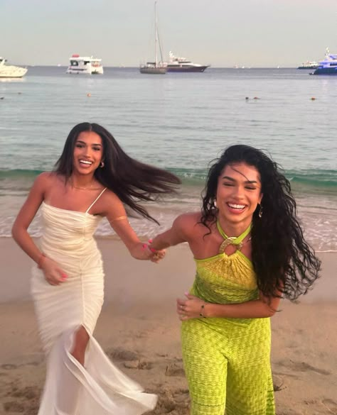 Aisha And Azra Mian, Aisha Mian Instagram, 19 Th Birthday, Cartagena Outfits, Puerto Rico Fits, Beach Trip Aesthetic, Friend Picture Poses, Azra Mian, Aisha Mian