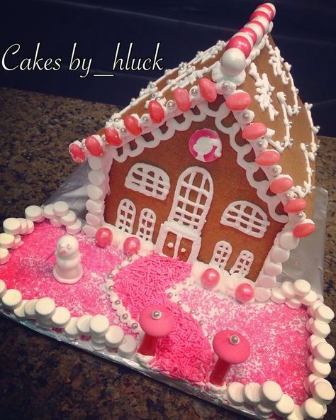 Barbie Themed Gingerbread House, Gingerbread Barbie House, Gingerbread House Barbie, Preppy Gingerbread House Ideas, Gingerbread House Ideas Pink, Barbie Dream House Gingerbread, Barbie Gingerbread House Ideas, Pink Gingerbread Houses, Pink Gingerbread House Ideas