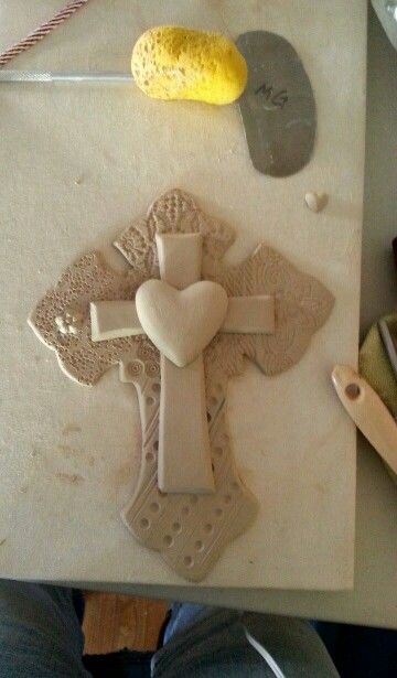 Pottery Angels, Clay Cross, Ceramic Crosses, Air Dry Clay Projects, Ceramic Angels, Cross Art, Graduation Cap Decoration, Diy Cross, Creation Deco