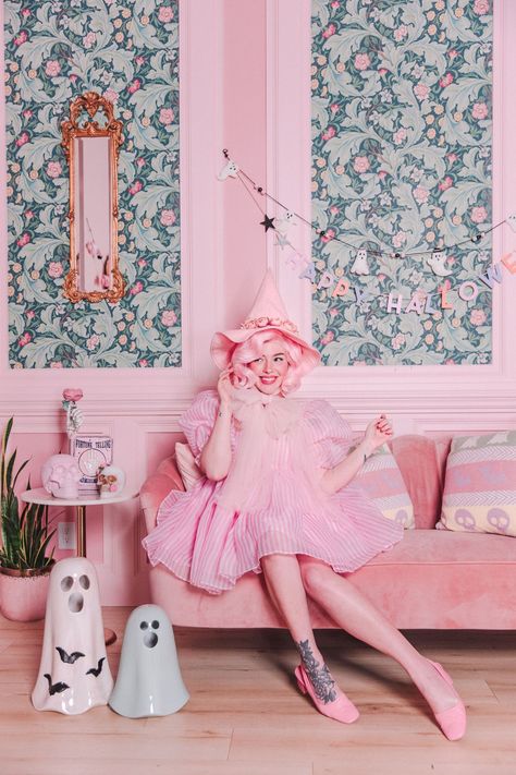 Pink Witch Decor, Pastel Halloween Costume, Girlie Halloween Decor, Pink Halloween Photoshoot, Pink Halloween Aesthetic Decor, Girly Halloween Aesthetic, Halloween Trends 2024, Cute Halloween Photoshoot, Pink Costume Ideas