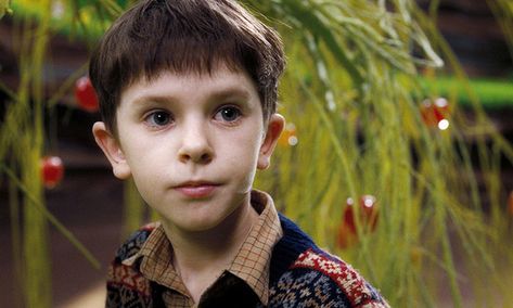 Charlie and the Chocolate Factory star Freddie Highmore looked unrecognisable at Golden Globes | HELLO! Charlie Bucket, Charlie Chocolate Factory, Mary Poppins 1964, Shaun Murphy, Peanuts Movie, Finding Neverland, Charlie And The Chocolate Factory, Norman Bates, Freddie Highmore