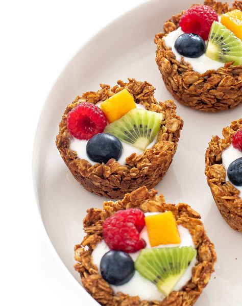 Granola cups (Kid Friendly!) - Chef Savvy Breakfast Granola Cups, Chocolate Protein Balls, Granola Cups, Easy Granola Recipe, Chef Savvy, Chocolate Chip Granola Bars, Easy Granola, Baked Granola, Peanut Butter Granola