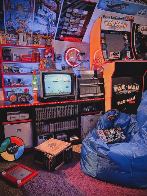 Retro Video Game Bedroom, 70s Nerd Aesthetic, 90s Room Decor Ideas, Arcade Bedroom Ideas, Video Game Collection Display, Vintage Gaming Room, Y2k Gaming Setup, 90s Game Room, 90s Living Room Aesthetic