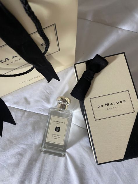 Jo Malone London Perfume, Joe Malone, Jo Malone Fragrance, Jo Malone Perfume, Perfume Collection Fragrance, Beautiful Perfume, Perfume Scents, Perfume Lover, 背景 シンプル