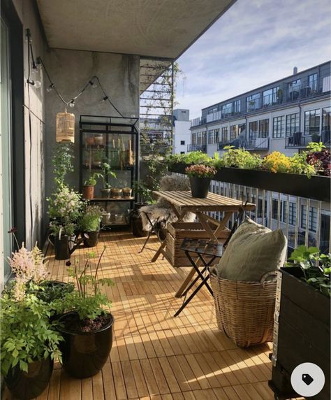 Klein Balkon Decor, Condo Balcony, Apartment Balcony Garden, Small Balcony Garden, Small Balcony Design, Home Balcony, Cozy Patio, Apartment Diy, Porch And Balcony