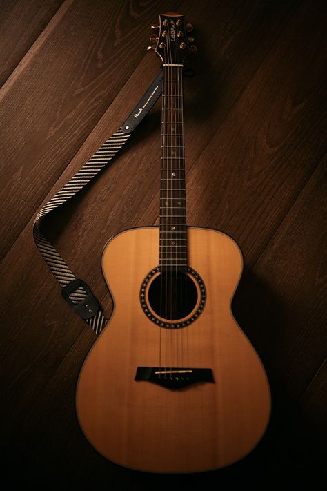 brown acoustic guitar on brown wooden floor photo – Free Guitar Image on Unsplash Brown Guitar Aesthetic, Acoustic Guitar Aesthetic Wallpaper, Guitar Aesthetic Acoustic, Nashville Painting, Brown Acoustic Guitar, Acoustic Guitar Aesthetic, Guitar Aesthetics, Black Poker Cards Wallpaper, Brown Wooden Floor