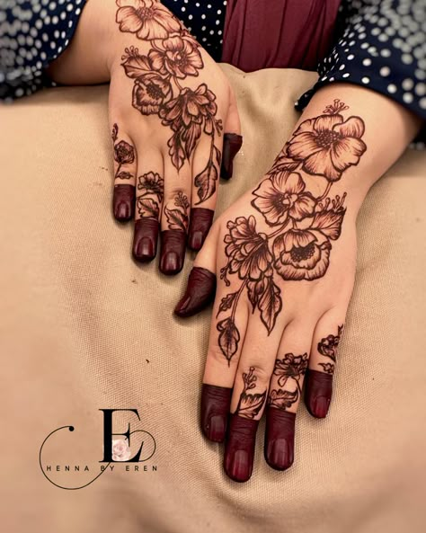 Wild flowers red henna design Red And Black Henna, Henna Design Flower, Henna Art Wedding, Red Henna Designs, Hibiscus Henna, Girly Henna, Henna Palm, Flowers Henna, Henna Designs Flower