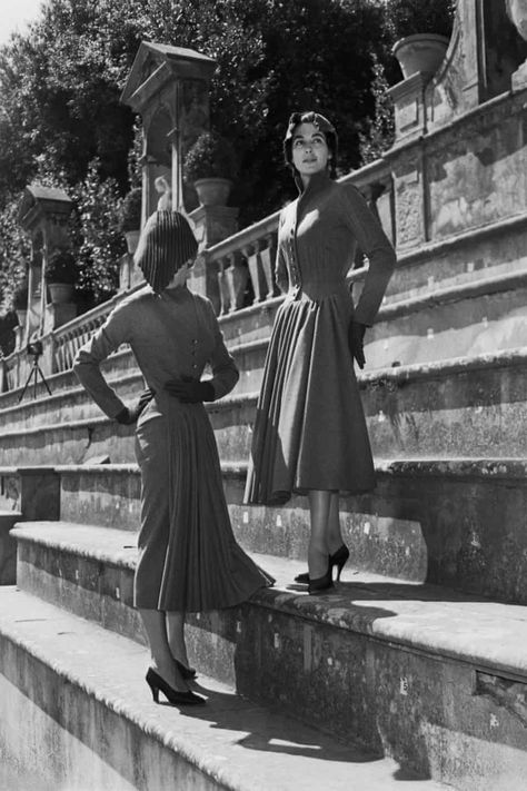 Models photographed in the Giardino di Boboli, Florence in July 1953. Vintage Italian Fashion, Fendi Fashion Show, Winter Clothes Women, September Outfits, Rome Fashion, Italian Fashion Street, 1950 Fashion, Italy Outfits, Style Muse