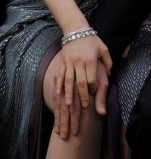 those hands belong to Carlisle and Esme Cullen but I think it's super cute! Carlise Cullen Aesthetic, Carlisle Aesthetic, Esme Cullen Aesthetic, Carlisle Cullen Aesthetic, Esme And Carlisle, Carlisle And Esme, Esme Cullen, Cullen Family, Sabrina Spellman Style