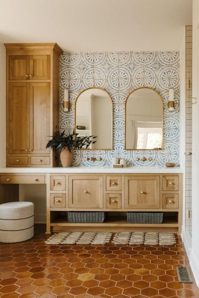 Design Interior Baie, Makeover Kamar Mandi, Mediterranean Bathroom, Interior Design Per La Casa, Decor Baie, Tile Flooring, Design Del Prodotto, House Bathroom, Dream House Decor