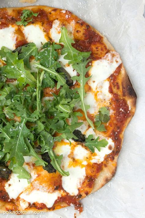 Recipe: Margherita Pizza with Arugula & Lemon Salad Arugula Pizza Recipes, Cottage Baking, Pizza With Arugula, Salad Pizza, Homemade Pizza Rolls, Pizza Vegetariana, Arugula Pizza, Crunchwrap Supreme, Arugula Recipes