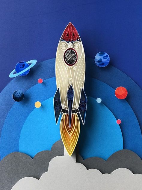 Space themed bedroom| Discover more ideas and inspirations for kids bedrooms inspired in rockets and spaceships. Go to CIRCU.NET Diy Rockets, Planets Craft, Space Theme Nursery, Galaxy Crafts, Galaxy Party, Arte Quilling, Art Quilling, Space Themed Nursery, Desain Quilling