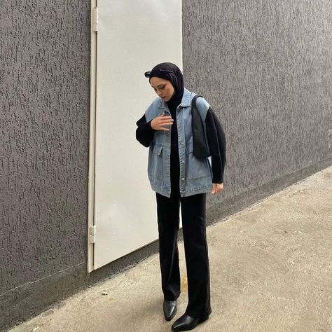 Zeh 🦩 on Instagram: "🌚" Vest Jeans Outfit, Jeans Jacket Outfit, Spill Ootd, Outfits Vest, Hijab Outfit Summer, Denim Vest Outfit, Stylish Outfits Casual, Jaket Denim, Hijab Fashion Summer