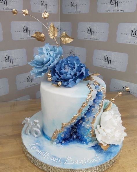 21st Birthday Cake Blue And Gold, Blue Cake For Women, Sweet 16 Cakes Blue, Birthday Cake For Women Blue, Blue Birthday Cakes For Women, Pretty Cakes For Women Birthdays, Geode Cakes, Modern Birthday Cakes, Blue Birthday Cakes