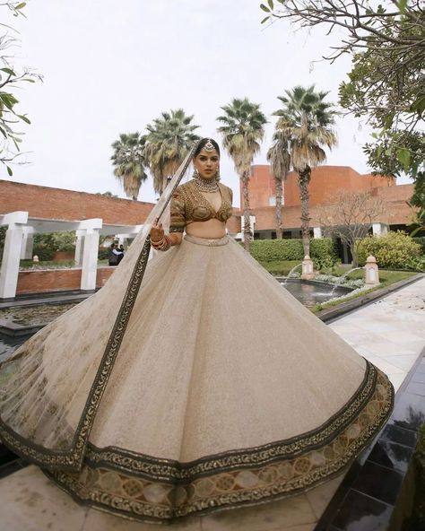 Reception Dress Bride Indian Gown Saree, Reception Dress Bride Indian Gown, Indian Wedding Outfit Bride, Reception Dress Bride Indian, Sabyasachi Wedding Lehenga, Sabyasachi Lehenga Bridal, Bride Reception Dresses, Sabyasachi Bridal, Indian Dresses For Women