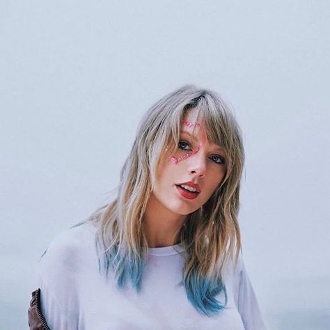 Taylor Swift With Blue Hair Taylor Swift 壁紙, Lover Photoshoot, Lover Fits, Taylor Swift Twitter, Swiftie Aesthetic, Steve Urkel, Taylor Swift Photoshoot, Clean Bandit, Miss Americana