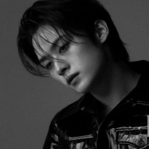 Lee Minho Stray Kids, Black And White Picture Wall, Dark Look, I Know You Know, Kids Icon, Homeless Children, Black And White Pictures, Lee Min, Lee Min Ho