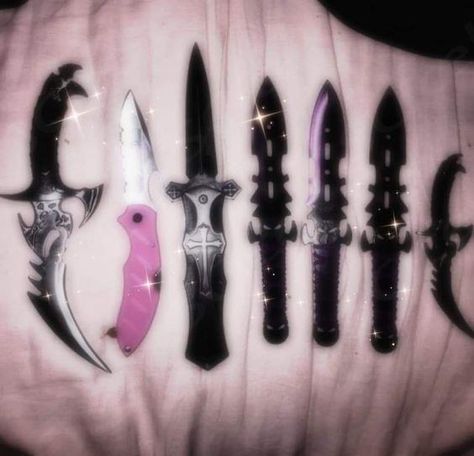 Aesthetic Knifes, Aesthetic Discord Pfp, Pfp Edgy, Black Knives, Aesthetic Discord, Creepy Cute Fashion, Knife Aesthetic, Scene Y2k, Pretty Knives